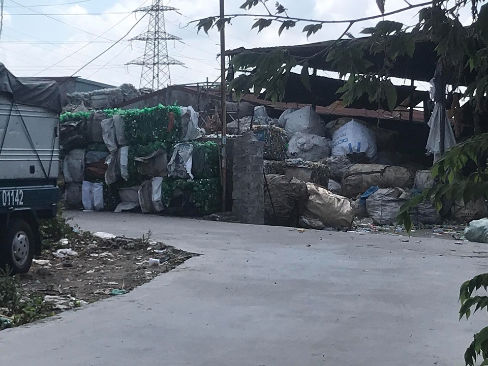Rác thải nhựa được tập kết từ cổng xưởng ông Nguyễn Văn Toàn. Ảnh ĐL
