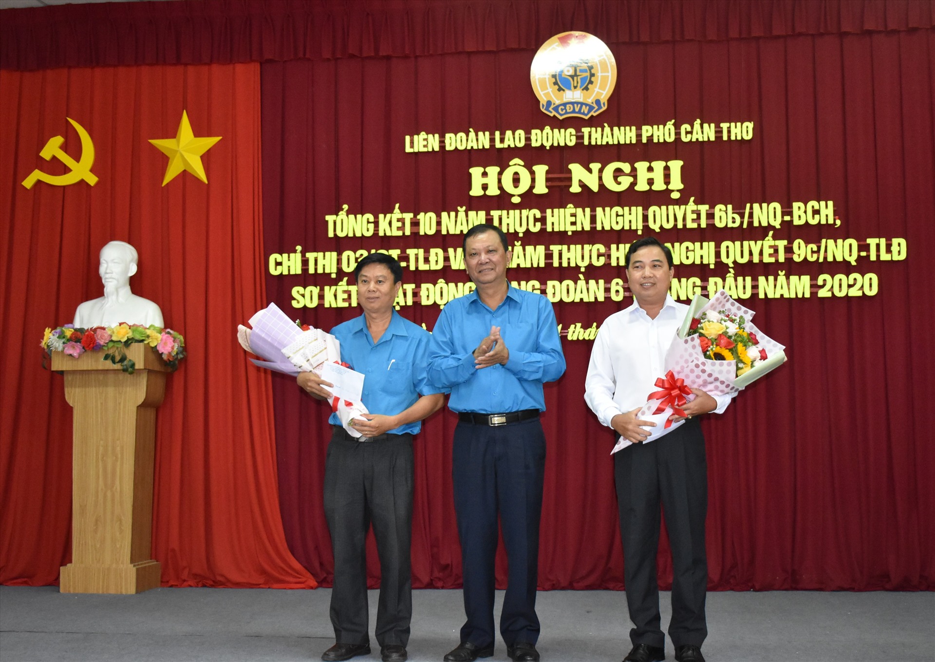 Chủ tịch LĐLĐ TP.Cần Thơ trao hoa và chúc mừng 2 đồng chí thôi giữ chức vụ Ủy viên Ban chấp hành LĐLĐ TP.cần Thơ chuyển sang công tác tại đơn vị mới. Ảnh: Thành Nhân