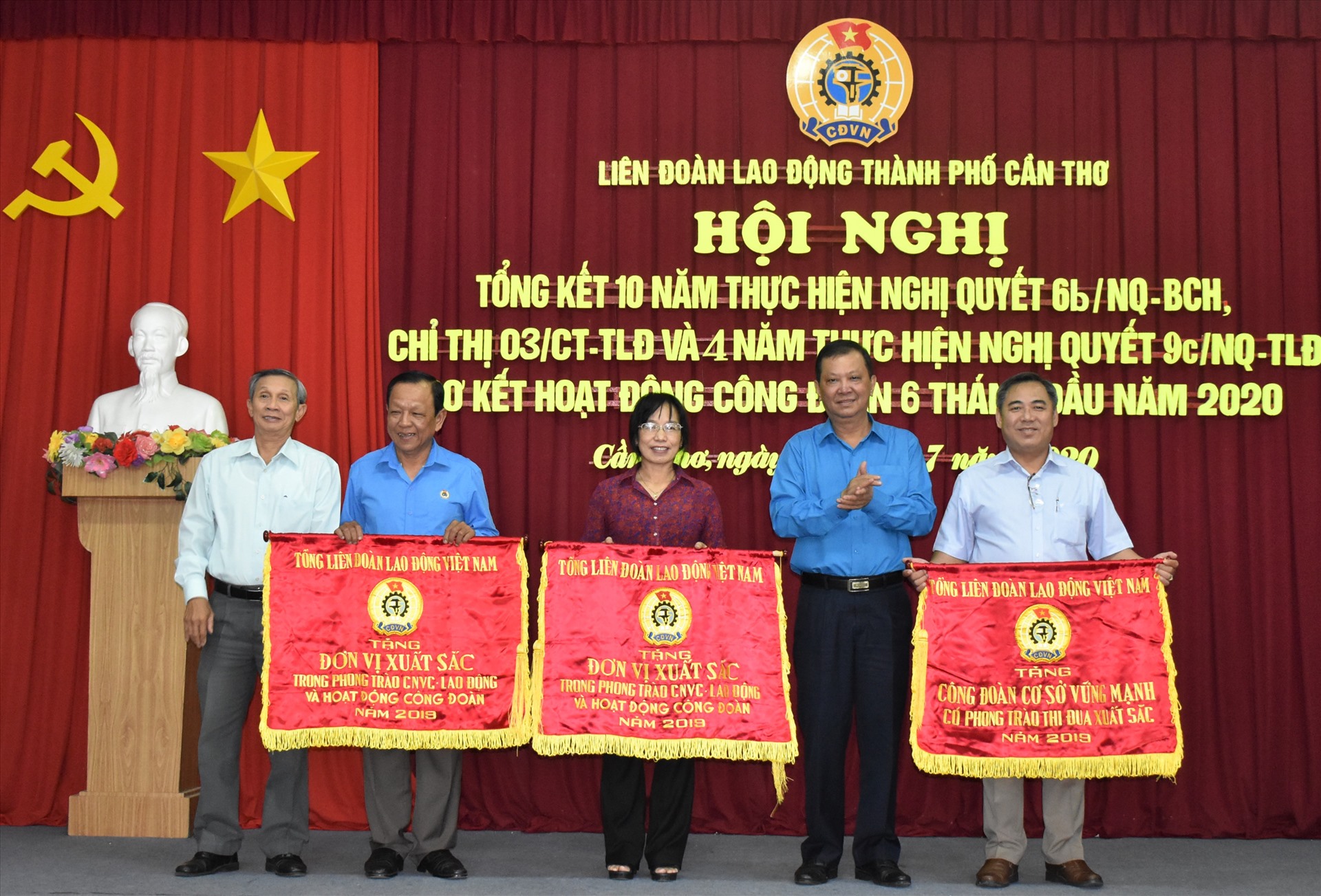 Trao bằng khen và cơ thi đua cho cá nhân và tập thể có thành tích xuất sắc. Ảnh: Thành Nhân
