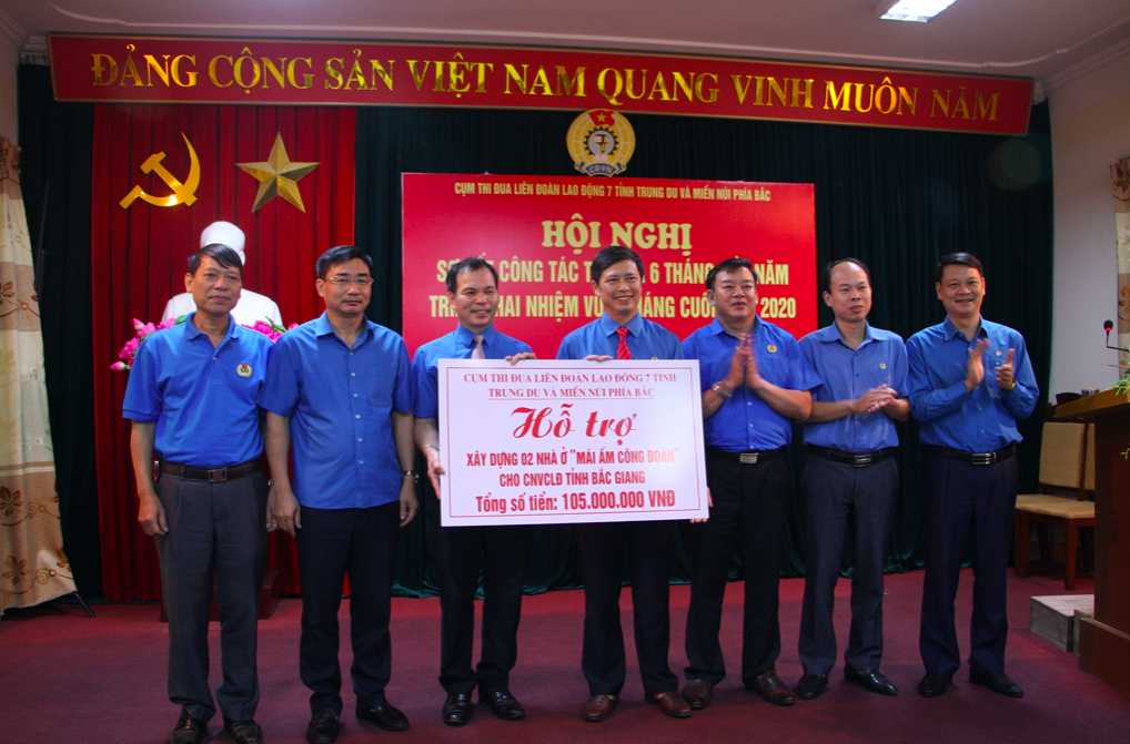 Đại diện lãnh đạo LĐLĐ 7 tỉnh Trung du và Miền núi phía Bắc trao tiền hỗ trợ xây nhà ở Mái ấm công đoàn cho LĐLĐ tỉnh Bắc Giang. Ảnh: Thanh Loan.