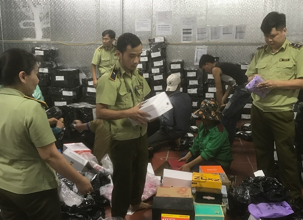 Cơ quan chức năng kiểm tra kho hàng nghi nhập lậu nhiều sản phẩm tại TP Lào Cai.
