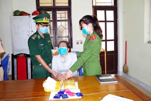 Đối tượng Nguyễn Thị Lương cùng tang vật ma túy. Ảnh: BP.