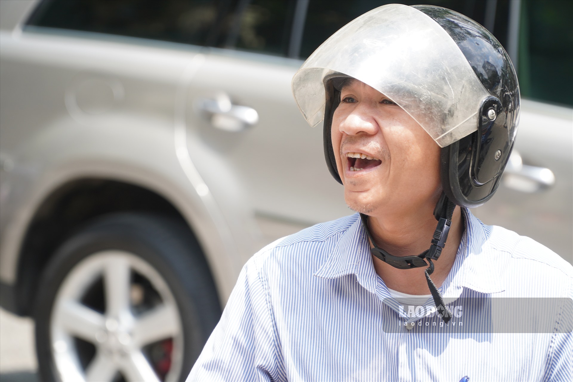 Nhiều phụ huynh vẫn gọi với theo để dặn dò con làm bài thật tốt.