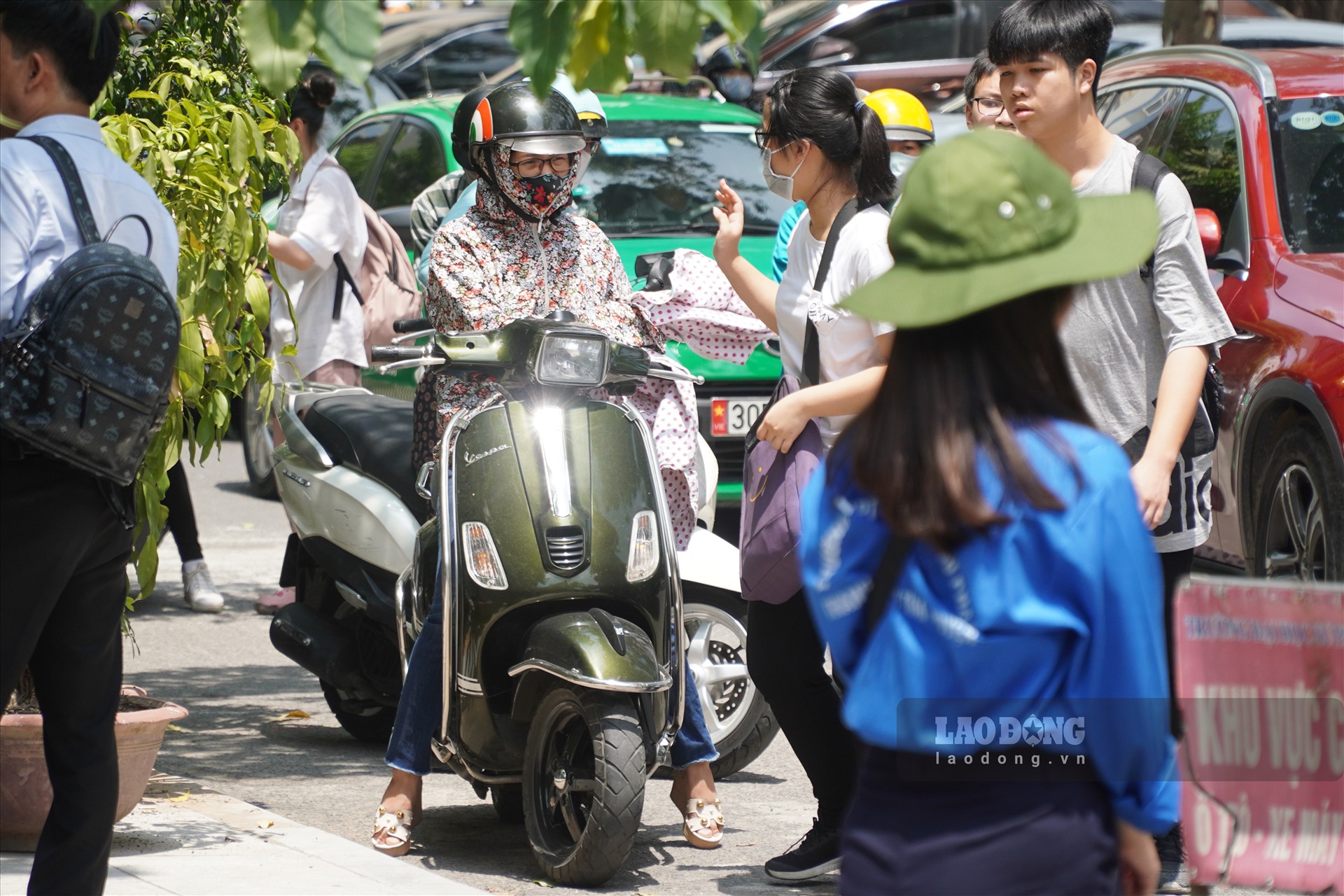 Chiều 14.7, các thí sinh đã chính thức bước vào môn thi lớp 10 trường chuyên Đại học Sư phạm đầu tiên là môn Toán với thời gian thi 120 phút. Ngay từ rất sớm, các bậc phụ huynh đã đội nắng chở con đến trường thi.