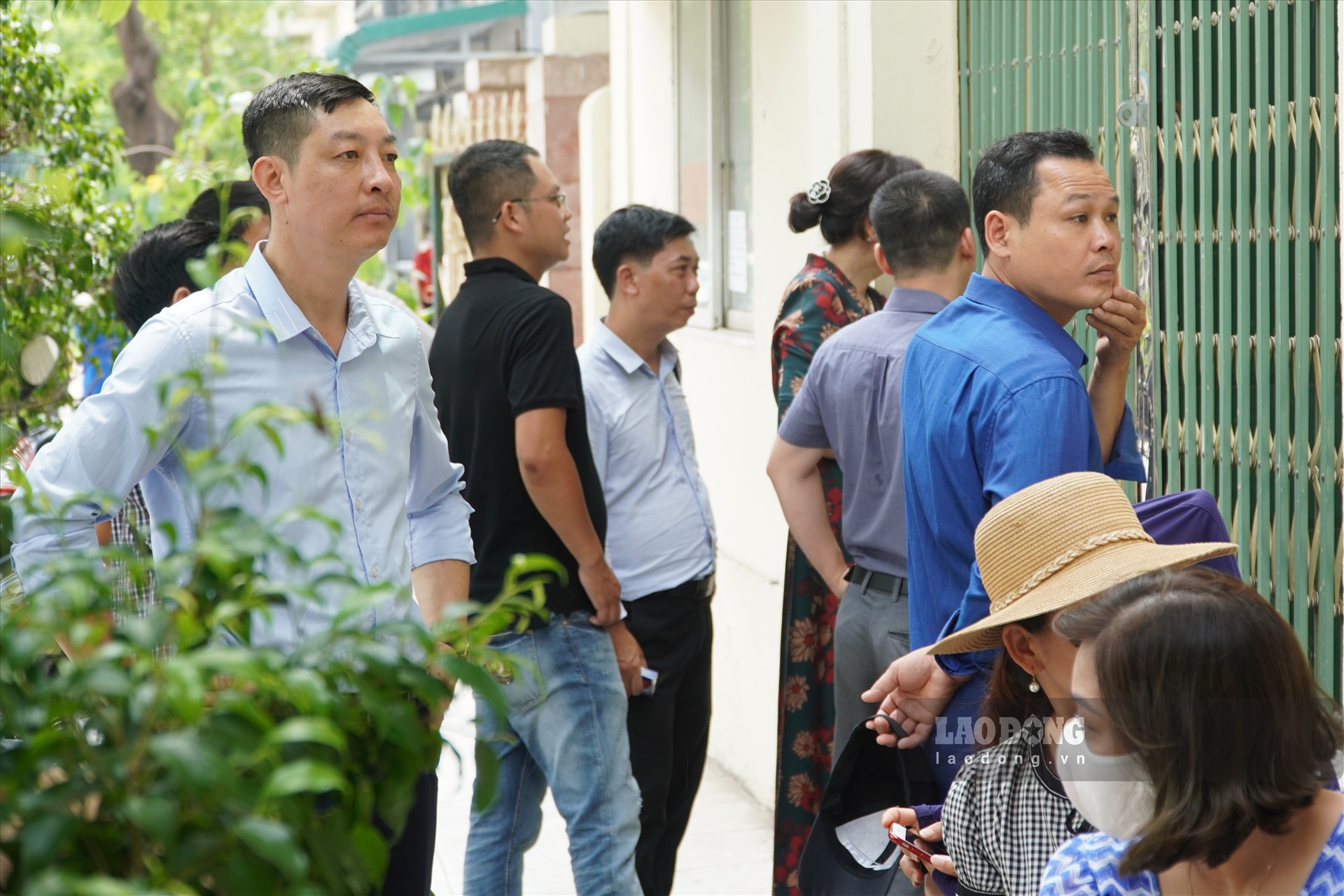 Trong suốt 120 phút đứng ngoài cổng, các bậc cha mẹ lộ rõ vẻ lo lắng trên gương mặt.