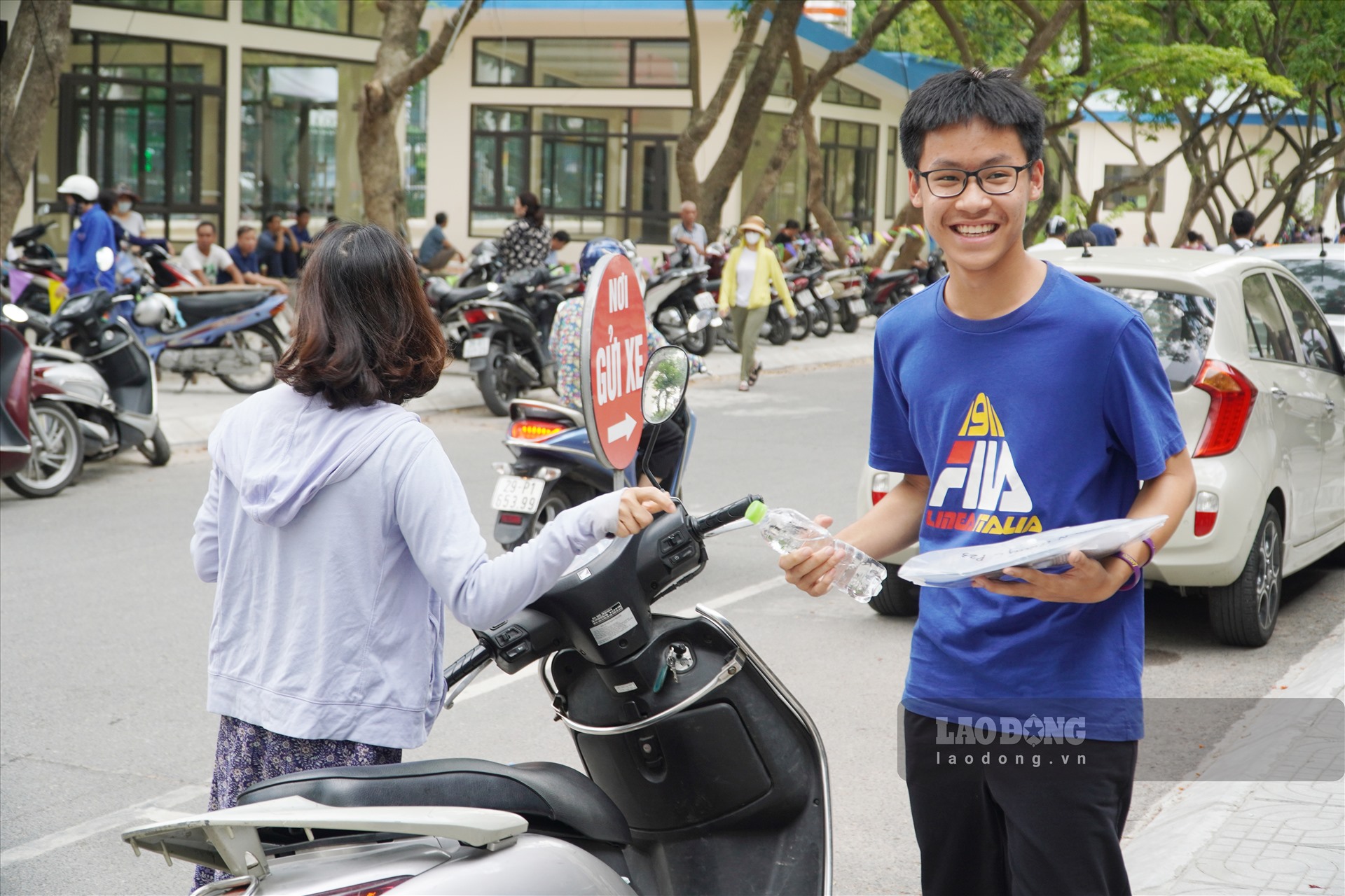 Nụ cười tươi của các thí sinh khi được bố mẹ chở đến phòng thi.