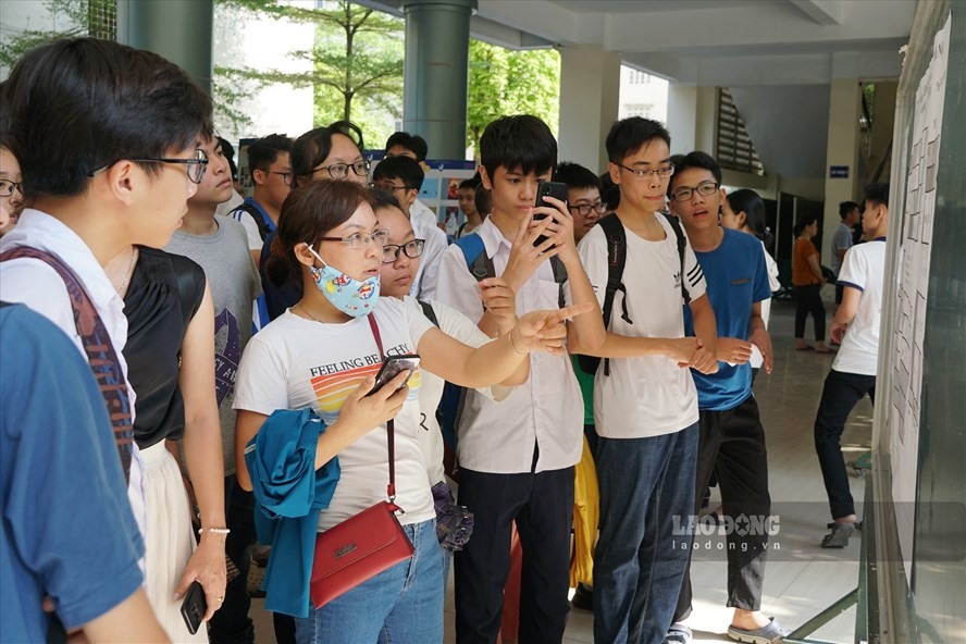 Sau môn Toán, các em sẽ tiếp tục bước vào thi môn Ngữ văn (sáng 15.7) và môn chuyên (chiều 15.7).