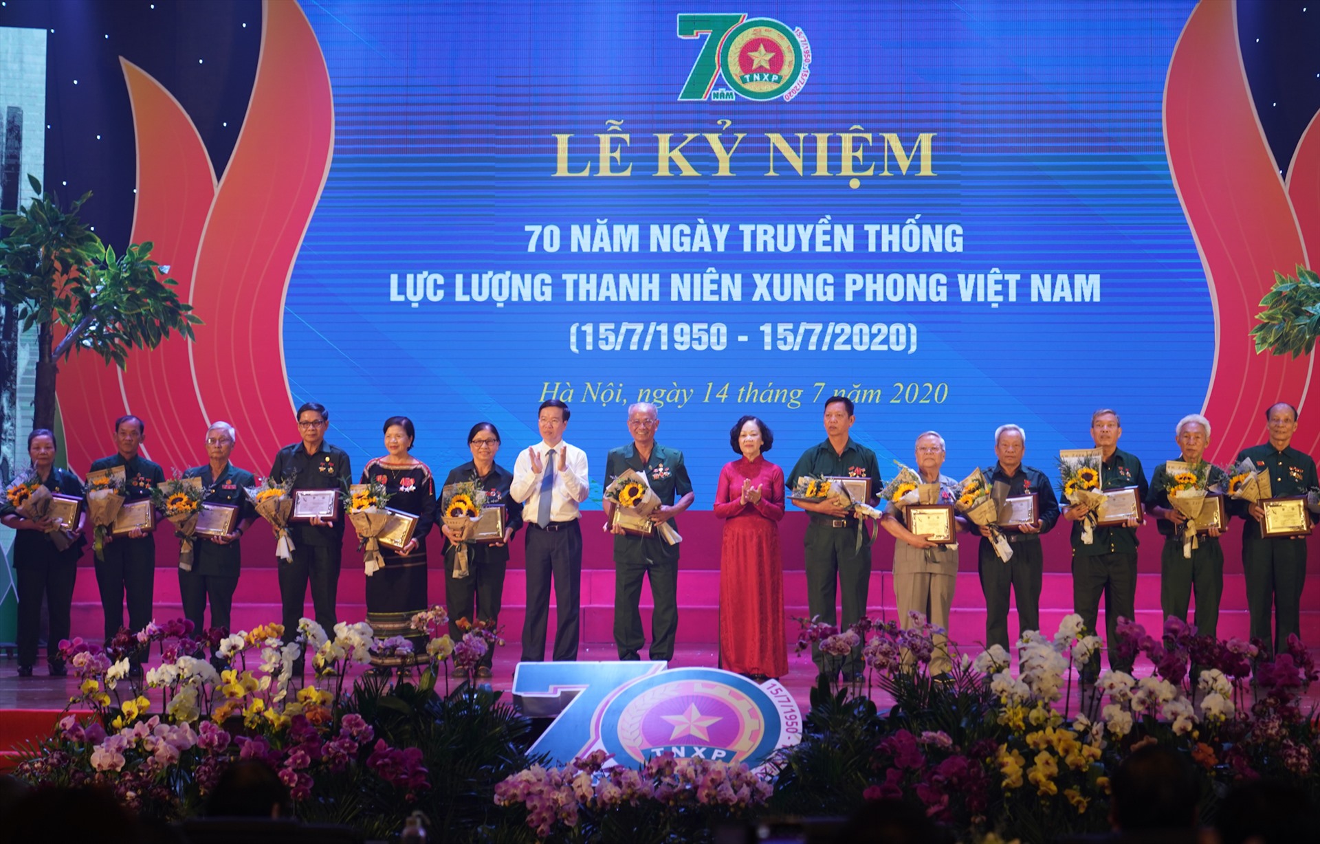 Trưởng Ban Dân vận Trung ương Trương Thị Mai và Trưởng Ban Tuyên giáo Trung ương Võ Văn Thưởng tặng biểu trưng tôn vinh các TNXP điển hình tiêu biểu qua các thời kỳ - Ảnh: VGP/Quang Hiếu