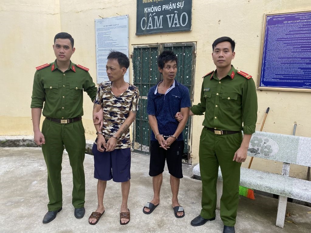 Đối tượng Nguyễn Văn Sơn (áo đen) và Lê Văn Tuyền tại cơ quan điều tra. Ảnh: CATH