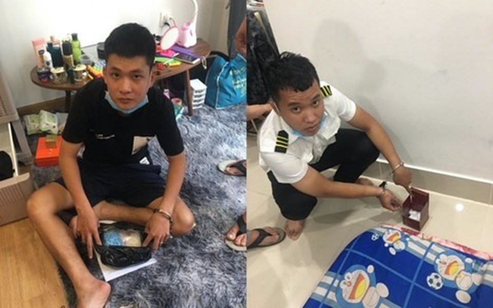 2 đối tượng bị bắt cùng tang vật. Ảnh: Công an cung cấp 2 đối tượng bị bắt cùng tang vật. Ảnh: Công an cung cấp