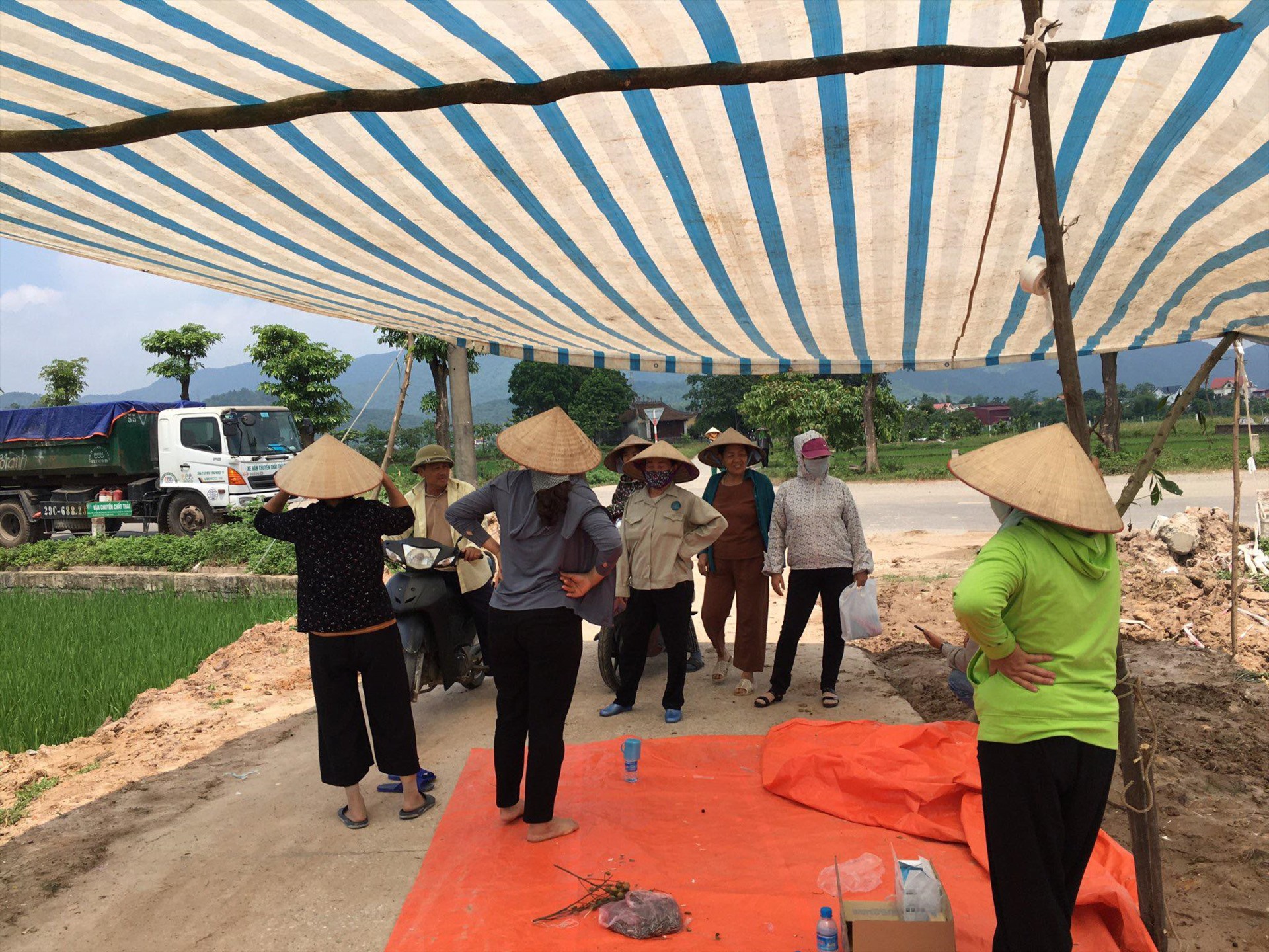Người dân tập trung chặn xe rác vào bãi rác Nam Sơn. Ảnh: Tùng Giang.