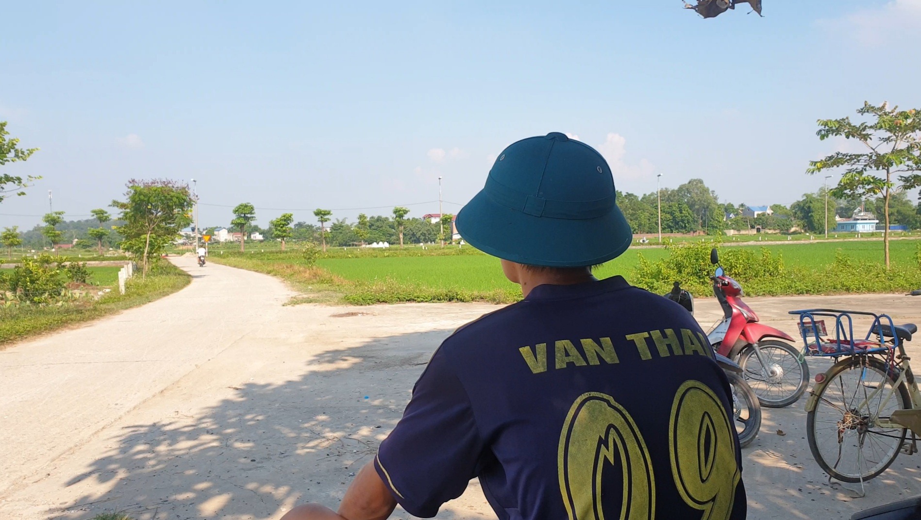Người dân chặn xe tại lối vào bãi rác.