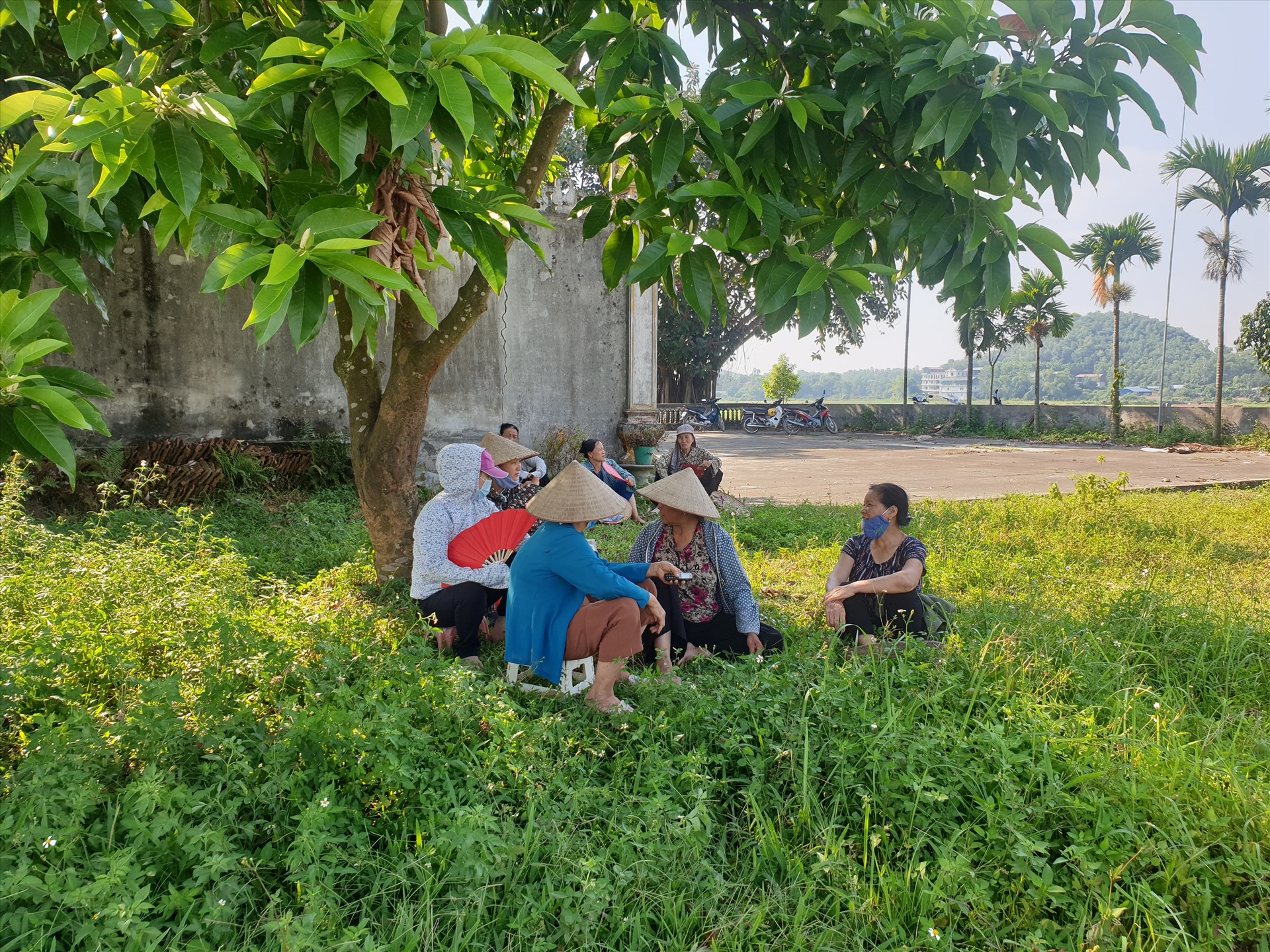 Dân đội nắng ,ngồi xuyên trưa để canh xe ra vào bãi rác.