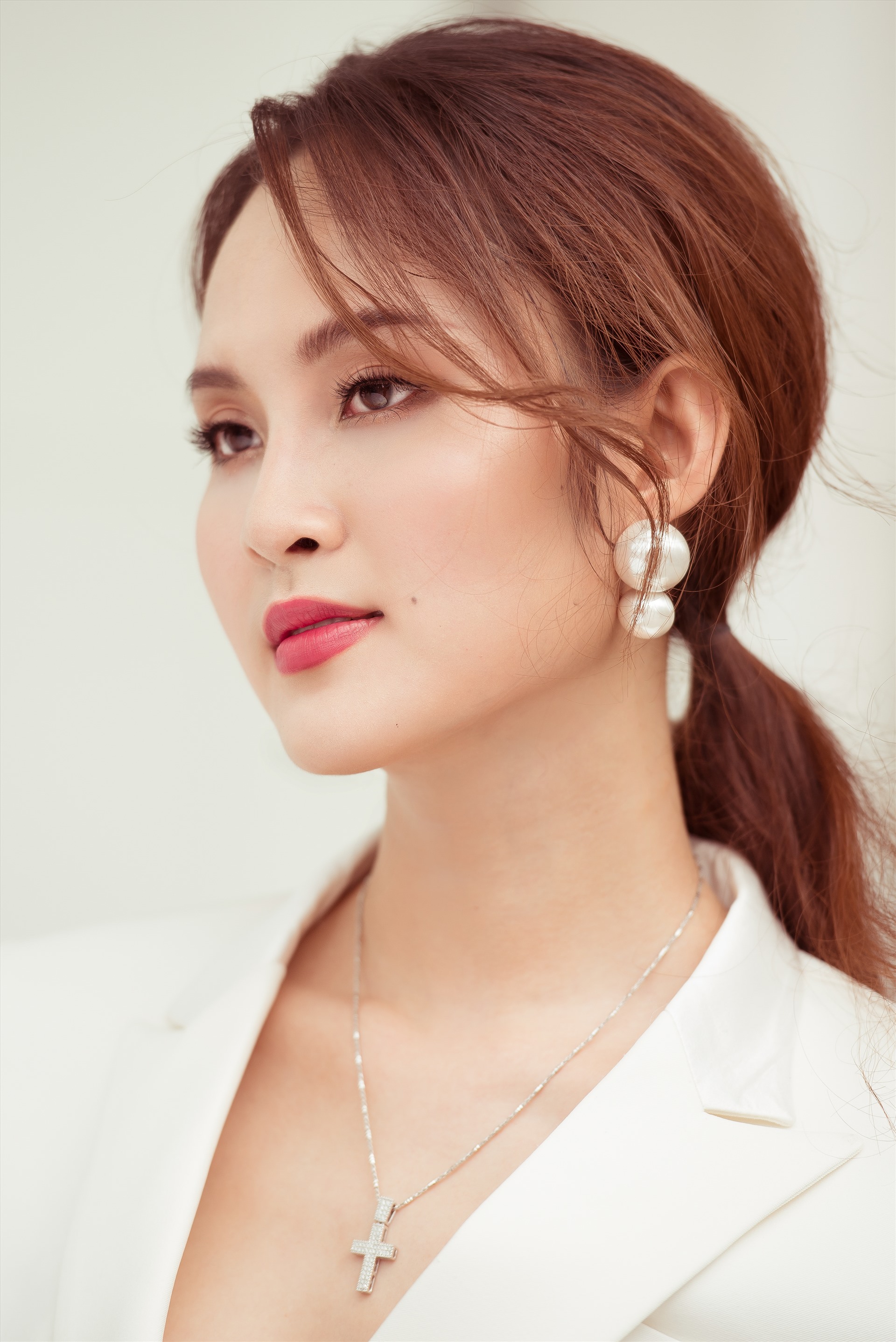Bùi Như Ý sở hữu vẻ đẹp dịu dàng, gương mặt phúc hậu. Bộ vest trắng cô diện phù hợp cho các cô nàng công sở yêu thích sự lịch thiệp nhưng không kém phần quyến rũ.