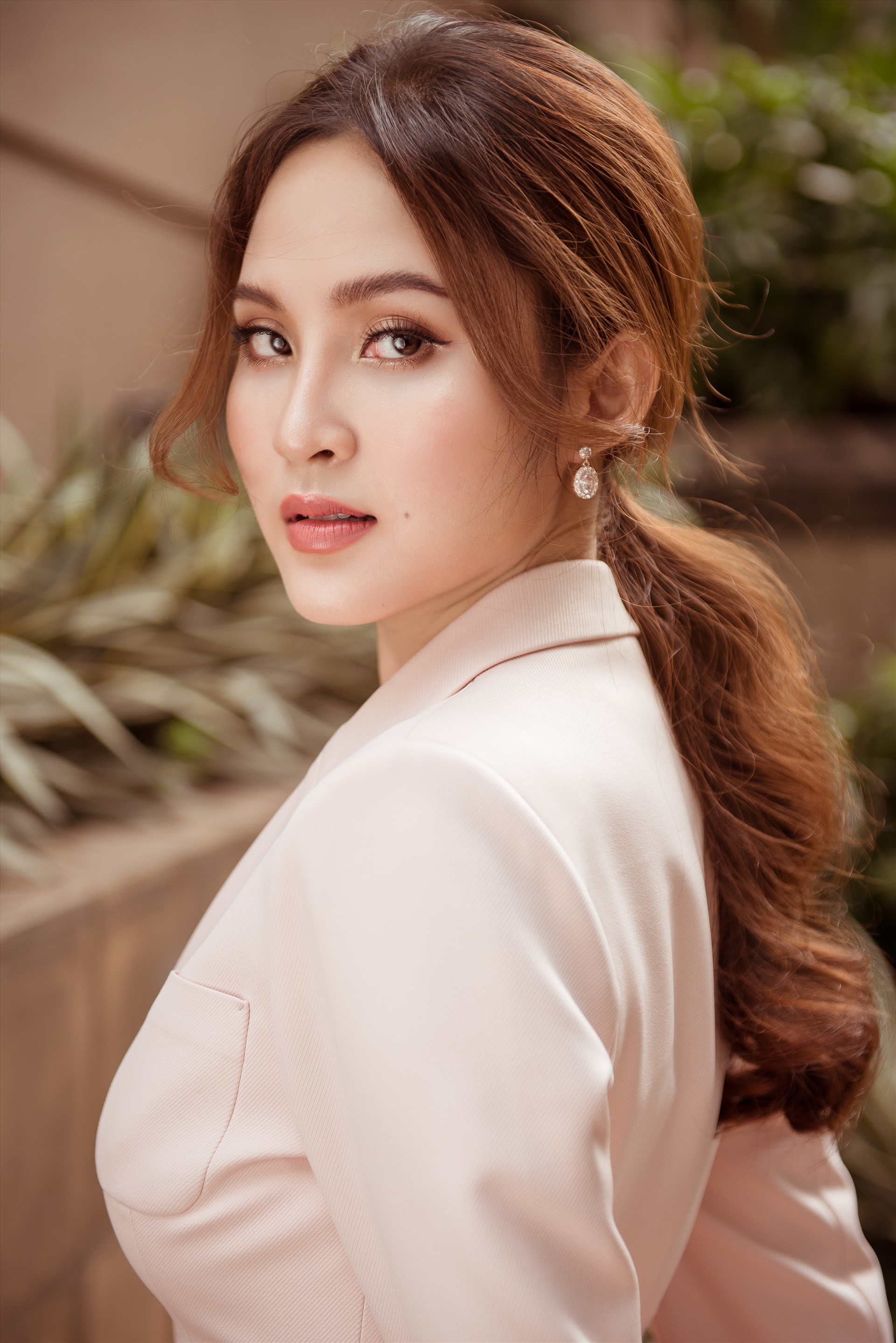 Mới đây Bùi Như Ý đã tung bộ hình đánh dấu sự tái xuất của mình đầy trẻ trung, quyến rũ trong những bộ vest cách điệu đơn giản nhưng sang trọng.
