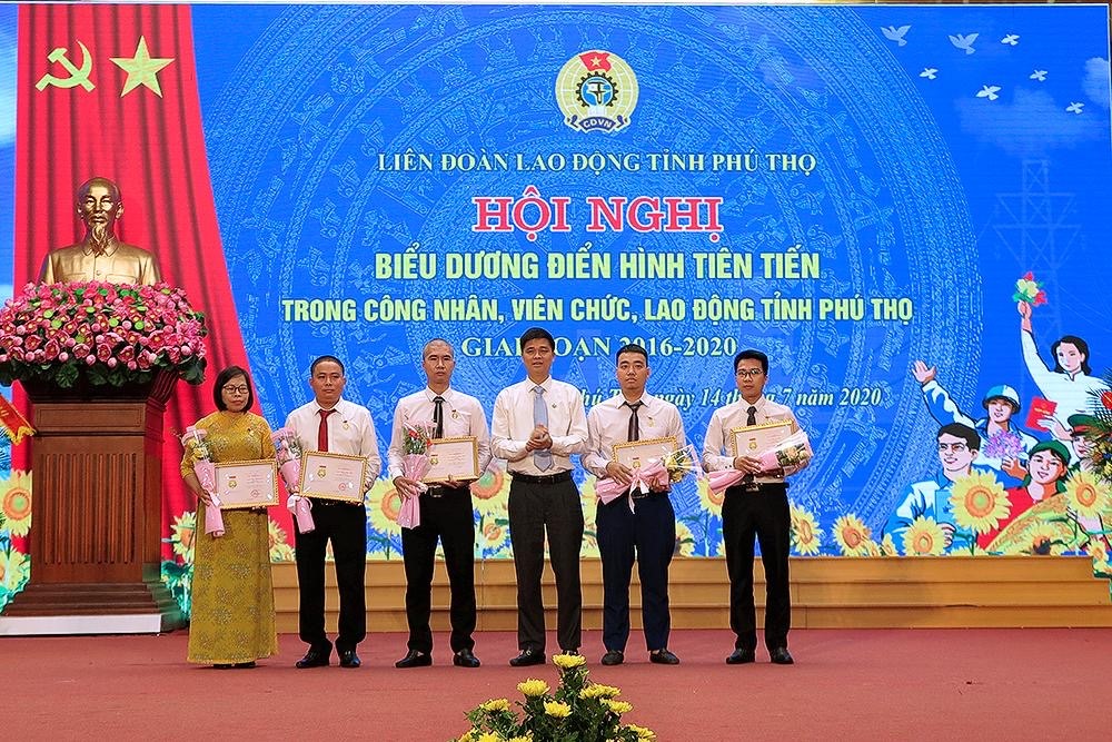Đồng chí Ngọ Duy Hiểu - Phó Chủ tịch Tổng LĐLĐ Việt Nam - trao Bằng Lao động sáng tạo của Tổng LĐLĐVN cho 5 công nhân lao động. Ảnh: Tấn Công