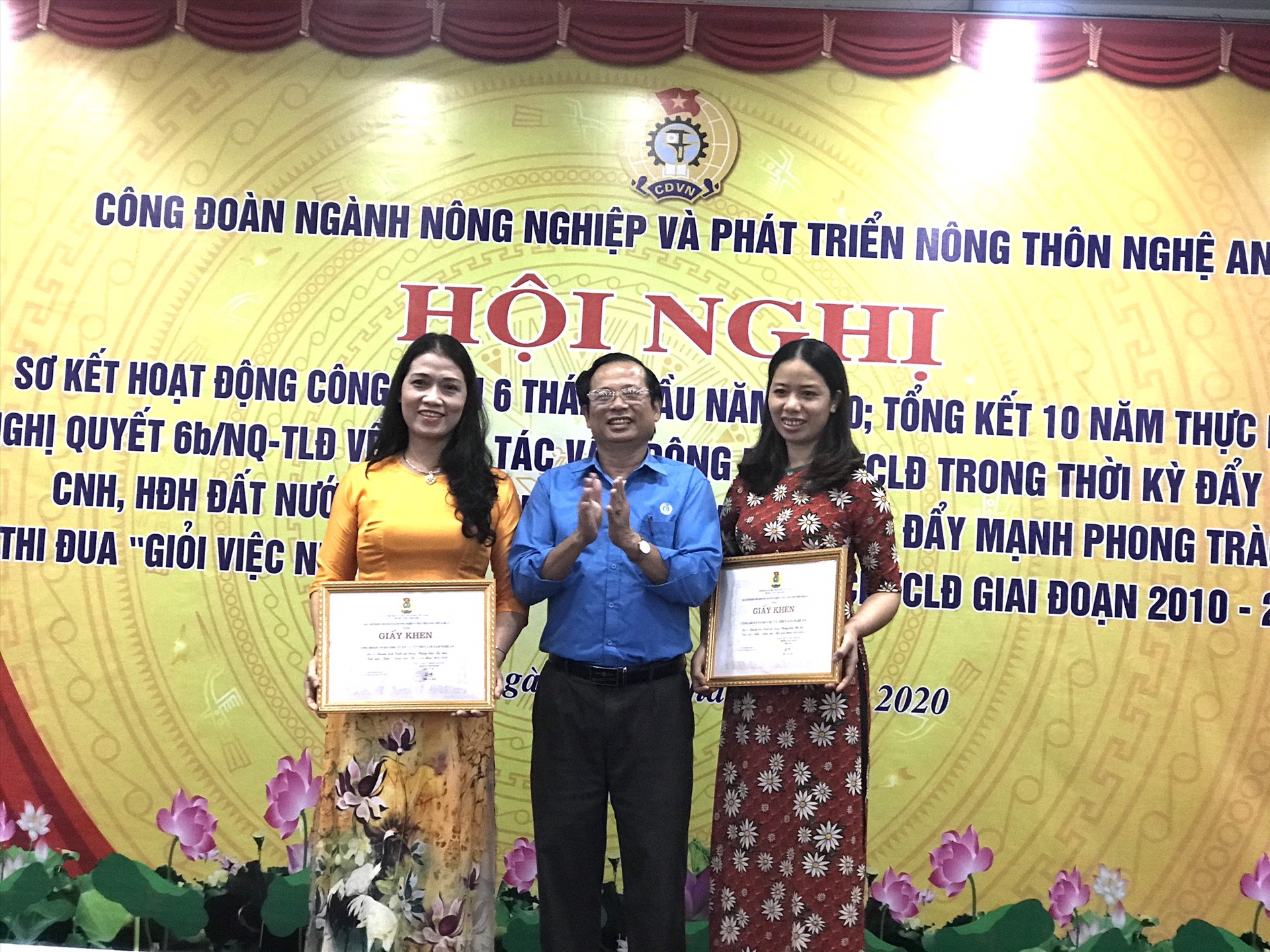 Trao thưởng cho các tập thể điển hình trong phong trào thi đua “Giỏi việc nước-Đảm việc nhà” giai đoạn 2010 - 2020. Ảnh: T. Thủy