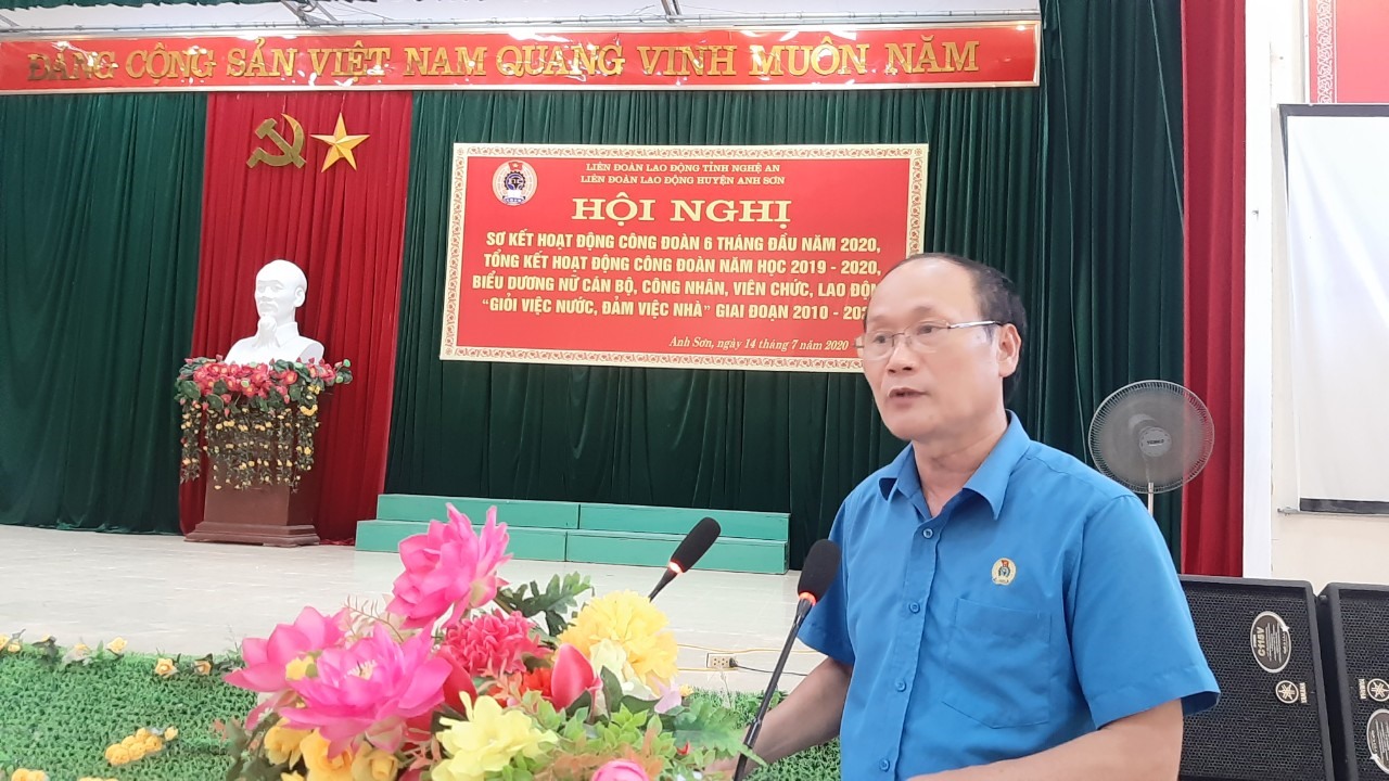 Đồng chí Nguyễn Tử Phương - Chủ tịch LĐLĐ tỉnh Nghệ An phát biểu tại Hội nghị. Ảnh: VN