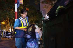 Khổ như công nhân môi trường những ngày bãi rác Nam Sơn bị chặn
