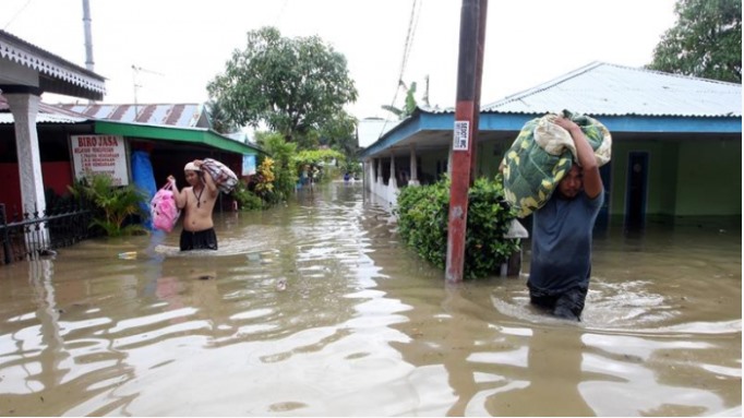 Người dân sơ tán đến địa điểm an toàn. Ảnh: AFP