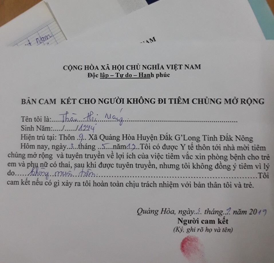Giấy cam kết không đi tiêm chủng mở rộng do cán bộ y tế xã Quảng Hòa soạn ra. Ảnh Bảo Trung