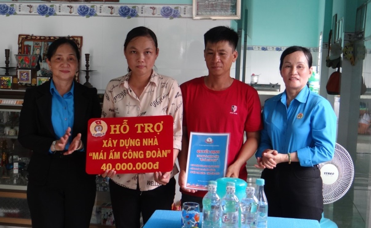Lãnh đạo LĐLĐ tỉnh Đồng Tháp trao quyết định hỗ trợ “Mái ấm Công đoàn” cho gia đình chị Đàm Thị Ánh Duyên. Ảnh: Lưu Hùng