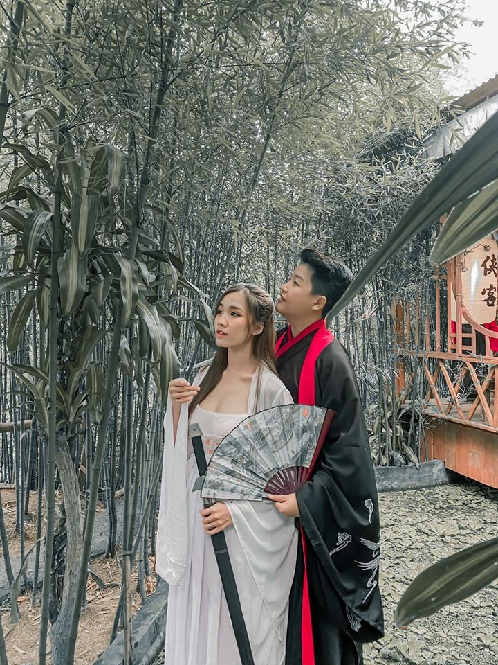Tú Tri và Yunbin vừa thực hiện bộ ảnh cổ trang kỉ niệm 1 năm ngày cưới. Ảnh: NSCC