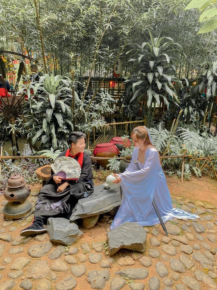 Tú Tri và Yunbin vừa thực hiện bộ ảnh cổ trang kỉ niệm 1 năm ngày cưới. Ảnh: NSCC