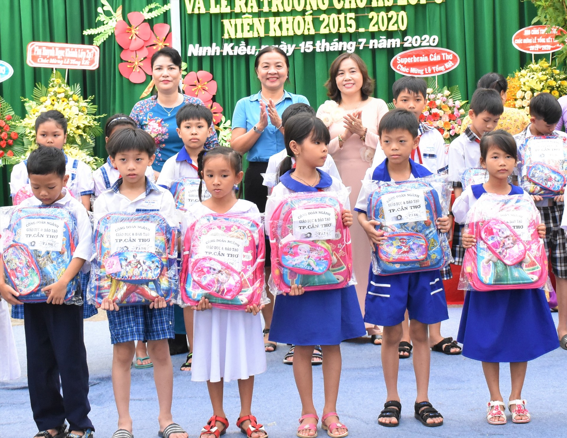 Trao quà cho các em học sinh là con của đoàn viên, CNVCLĐ vượt khó học giỏi năm học 2019 - 2020. Ảnh: Thành Nhân