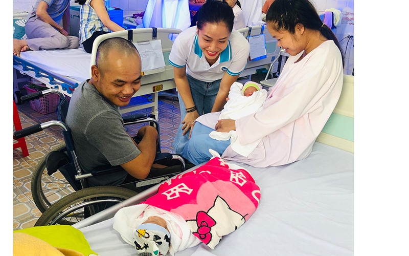 Đại diện bệnh viện Việt Bỉ đến thăm gia đình Can- Thúy. Ảnh: BVCC