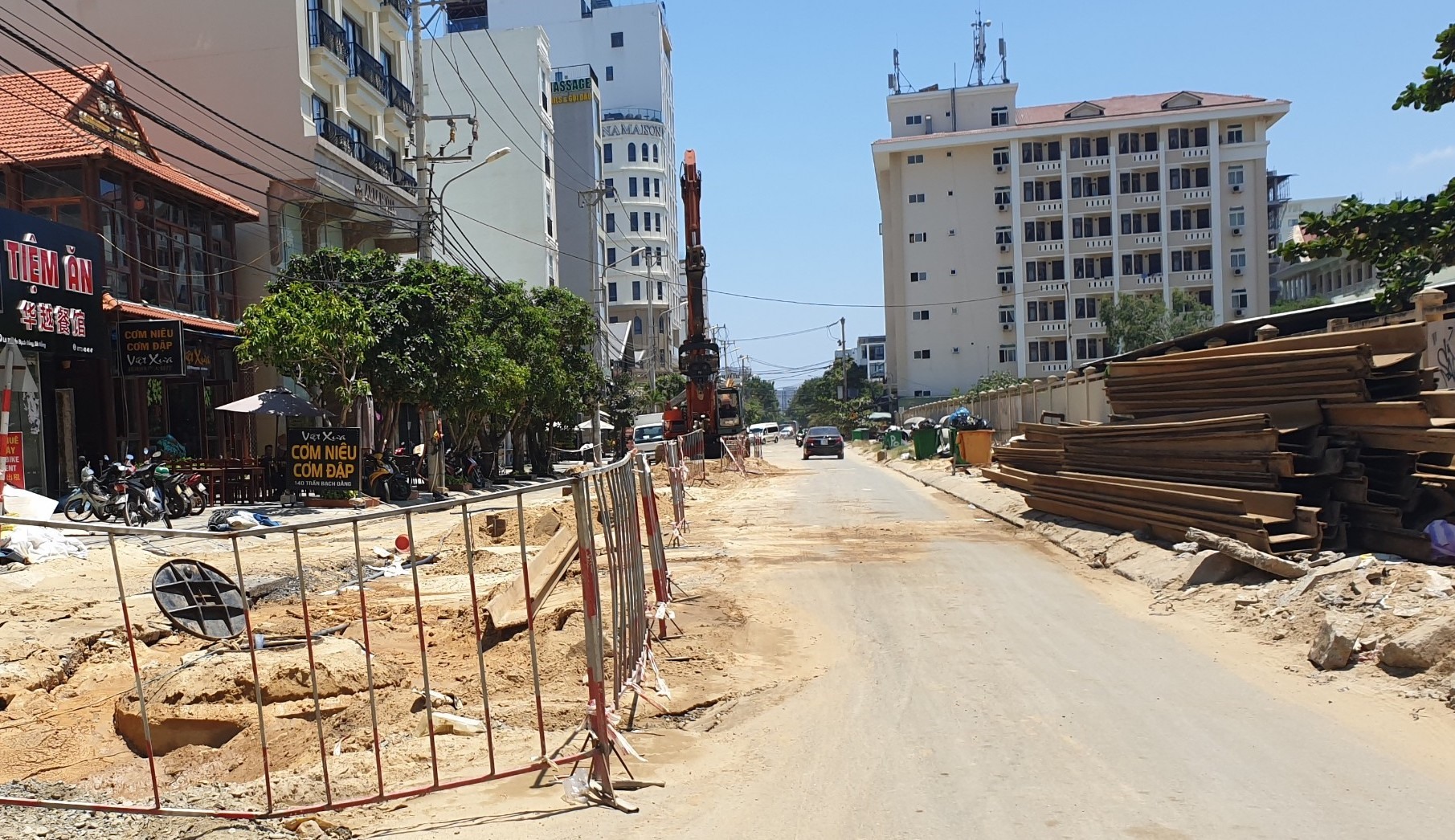 Một bên thi công nham nhở, một bên tập kết vật liệu trên đường Trần Bạch Đằng. Ảnh: Hữu Long