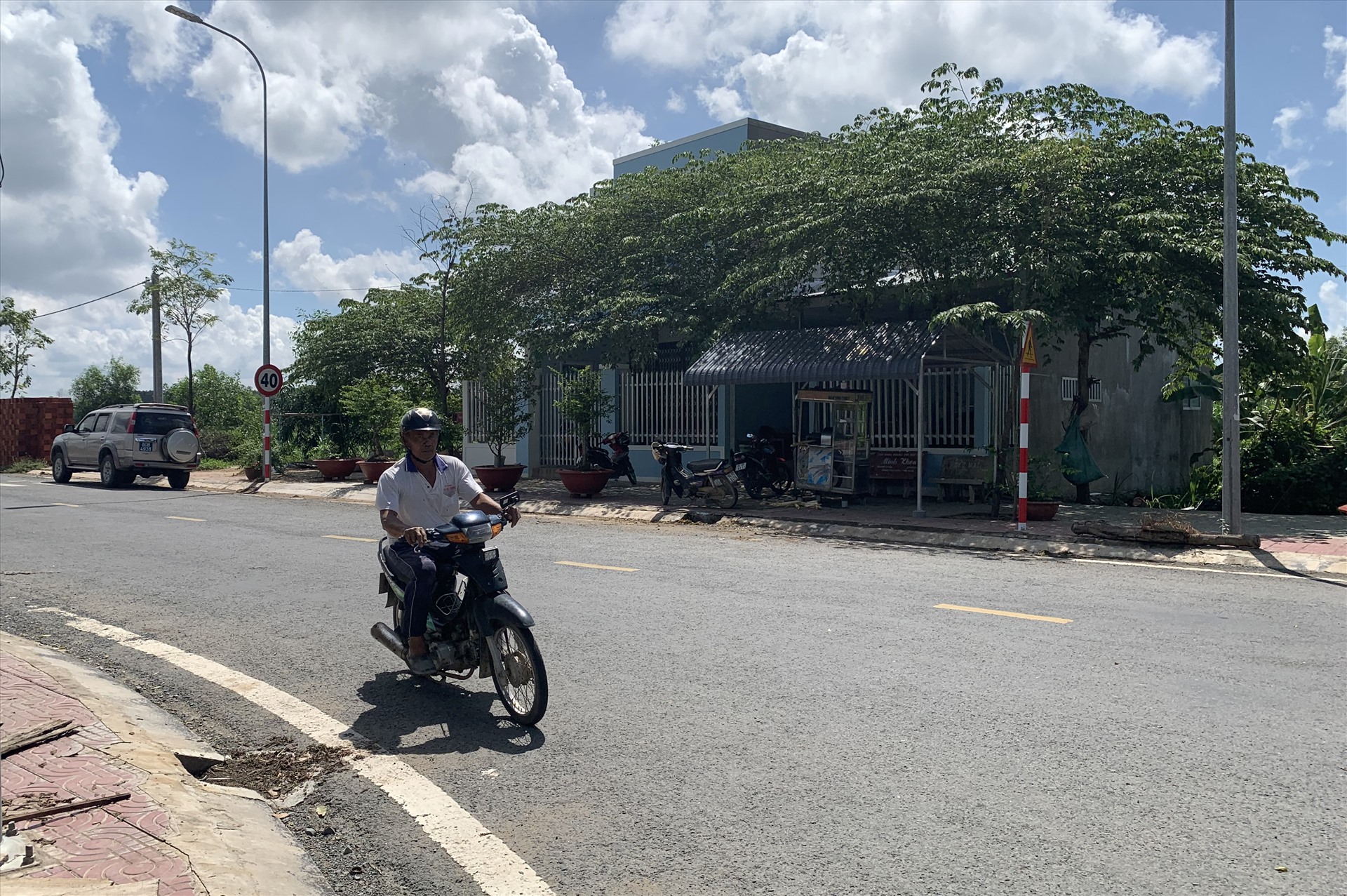 Các phương tiện lưu thông qua tuyến đường số 1. Ảnh: TR.L.