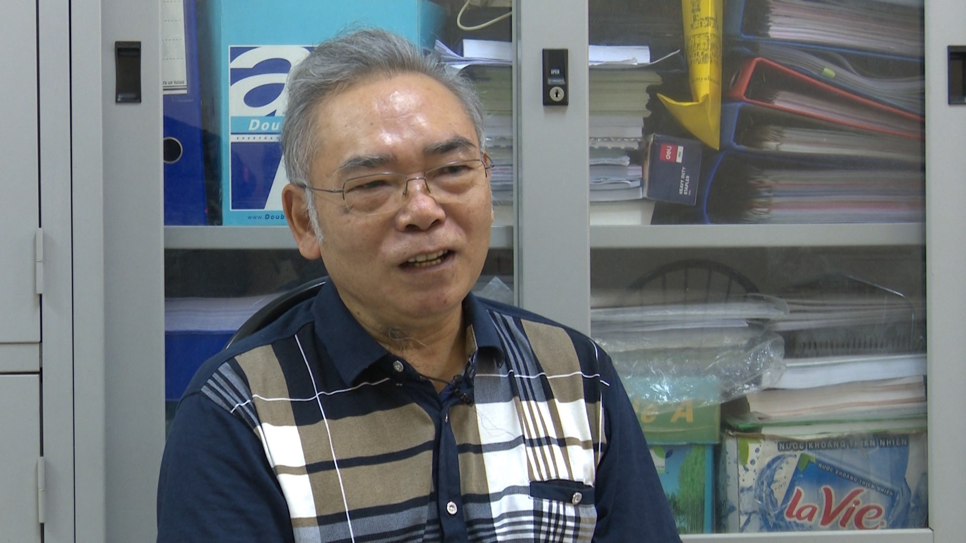 GS.TS Phan Văn Tân trao đổi.