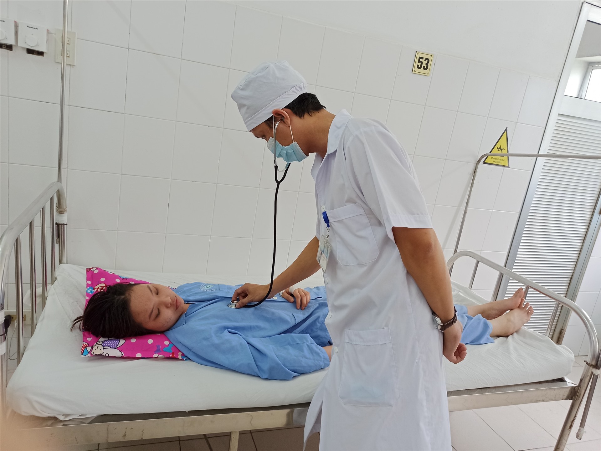 Bác sĩ của Bệnh viện Đa khoa Trung ương Cần Thơ khám cho bệnh nhân bị mắc sốt xuất huyết. Ảnh: BVCC
