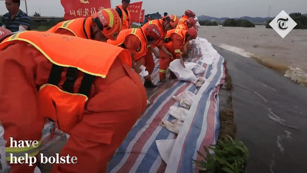 Gia cố đê bao trong mùa mưa lũ ở Trung Quốc. Nguồn: Telegraph