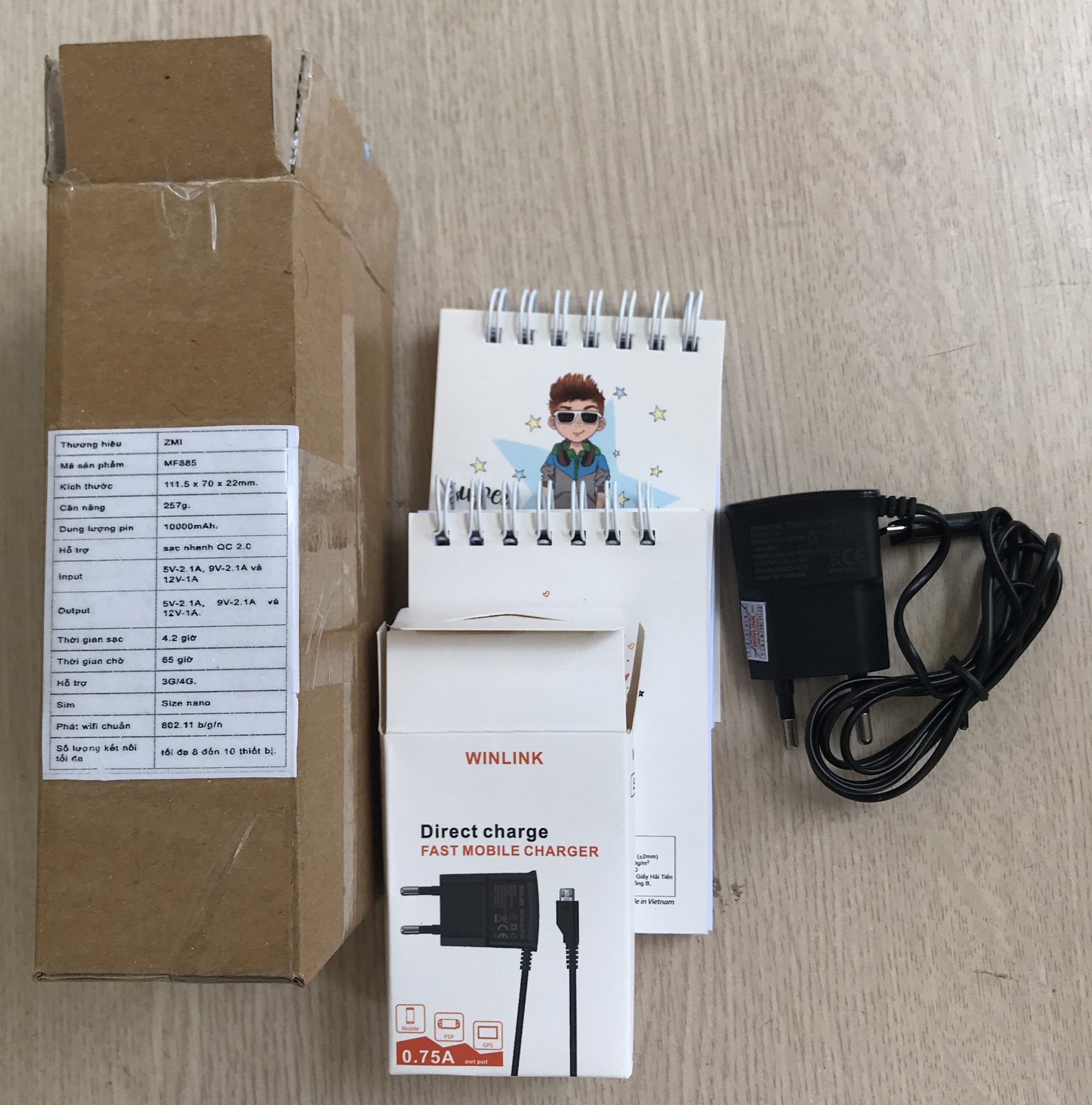Đặt mua cục phát wifi, nhưng những gì anh T.N.D nhận được lại là 2 quyển sổ và một cục sạc. Ảnh: NVCC