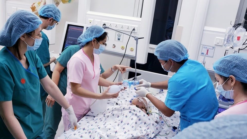 Hai bé được tách rời thành công sau hơn 9h trong phòng mổ. Ảnh: Bệnh viện cung cấp