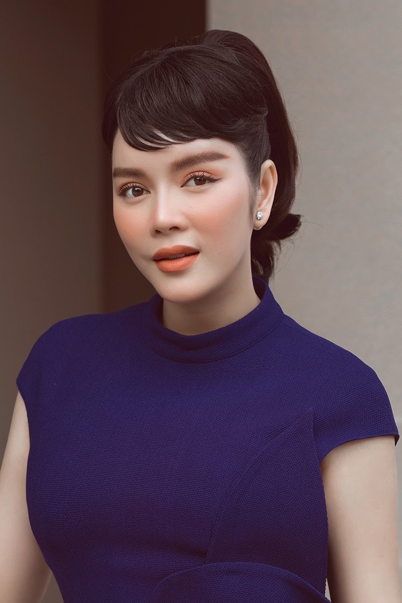 Cô tạo kiểu tóc lấy cảm hứng từ Audrey Hepburn (1929-1993). người được mệnh danh “Mỹ nhân của mọi thời đại“, nổi tiếng với gu thời trang quý phái. Hòa Minzy cũng vừa tung bộ ảnh hóa thân Audrey Hepburn.