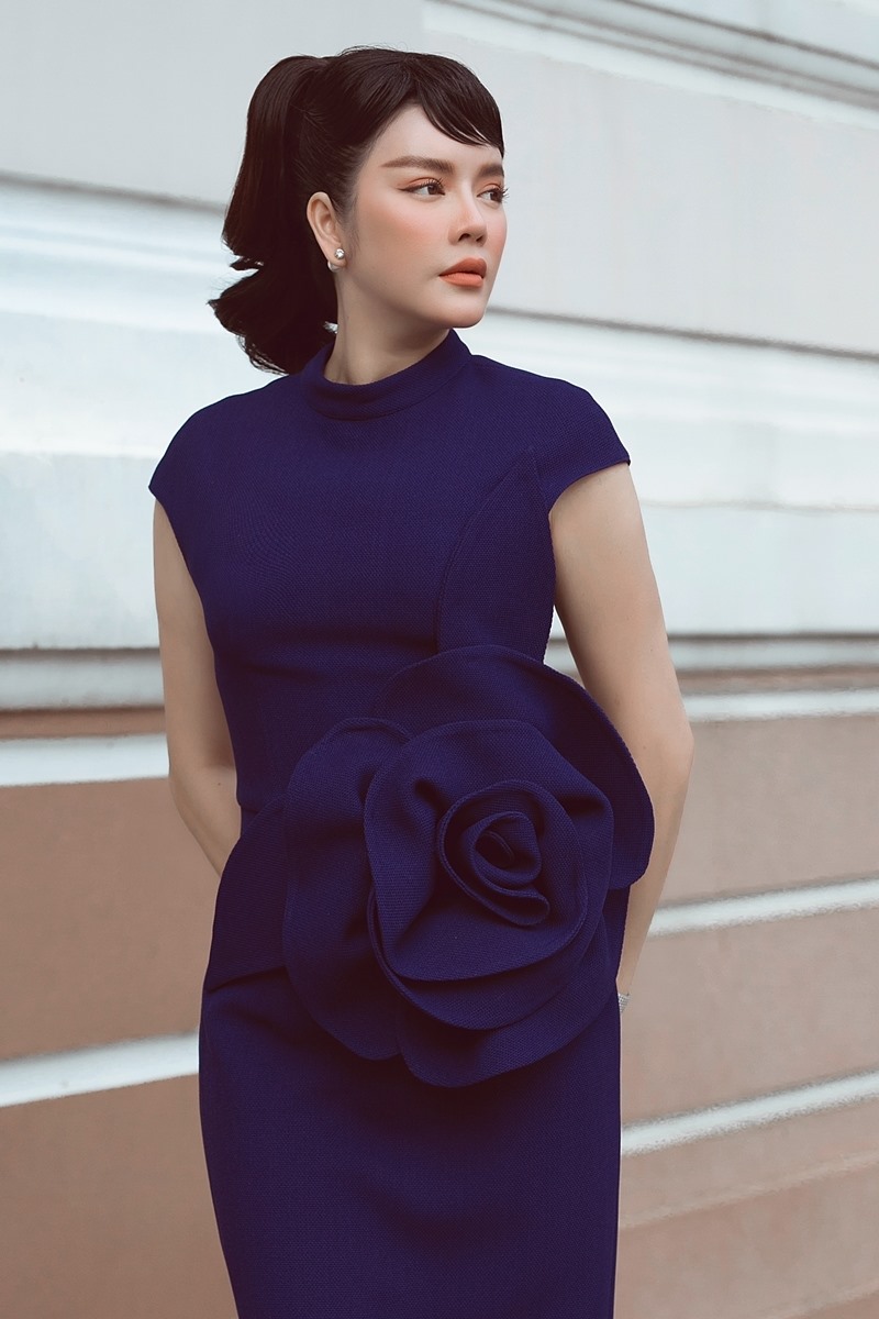 Mẫu váy có thiết kế thanh lịch, phom dáng ôm sát tôn đường cong.