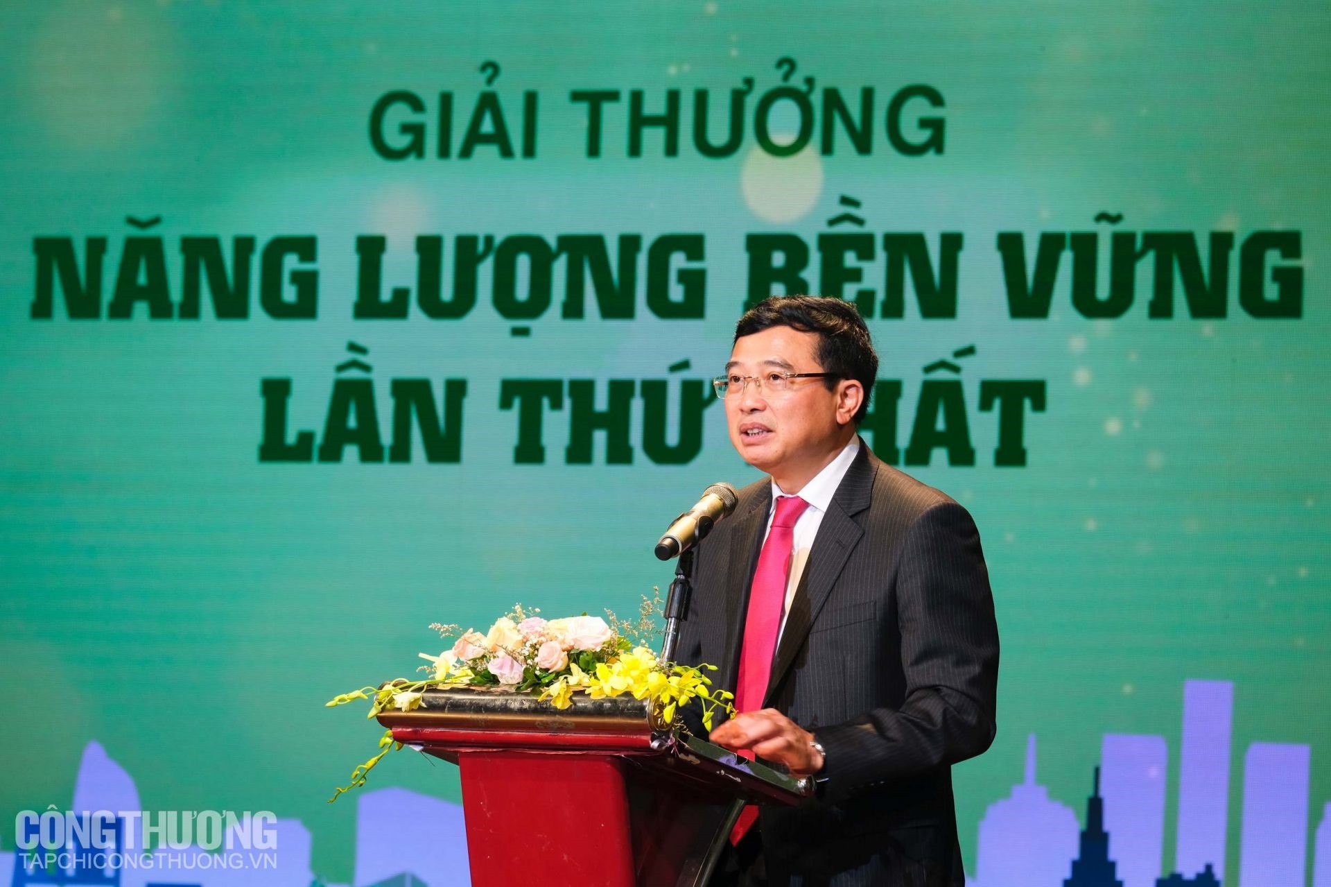 Thứ trưởng Bộ Công Thương Hoàng Quốc Vượng chúc mừng các doanh nghiệp nhận giải thưởng.