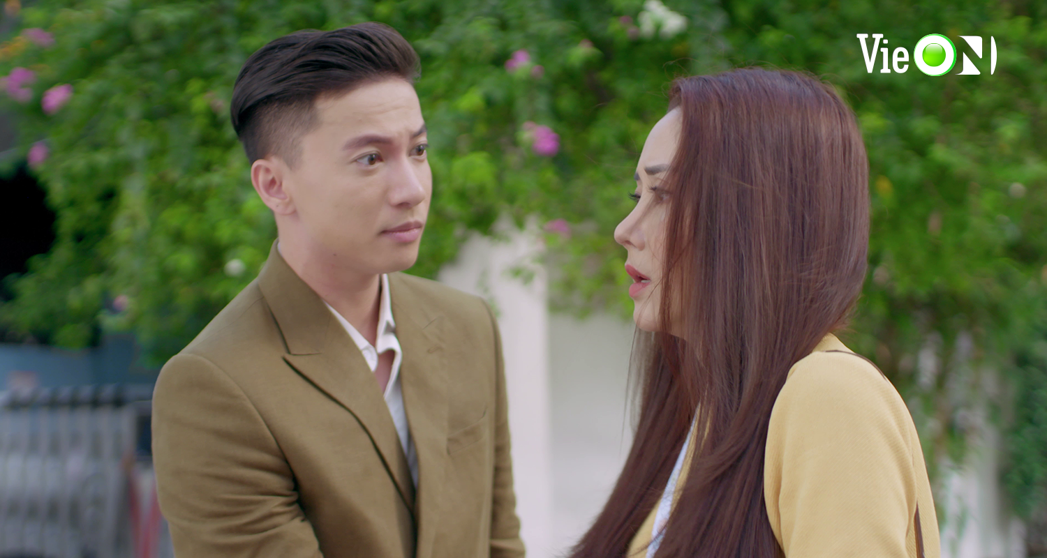 Bảo Anh hốt hoảng chạy về nhà khi nghe bà Hạ Lan ngất xỉu. Ảnh: VIe