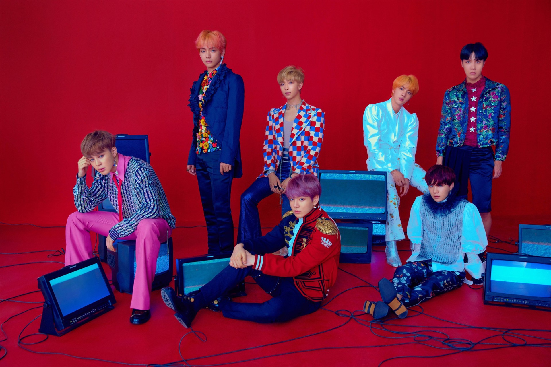 BTS diện trang phục lòe loẹt, không phù hợp với thông điệp của album. Ảnh: Chụp màn hình.
