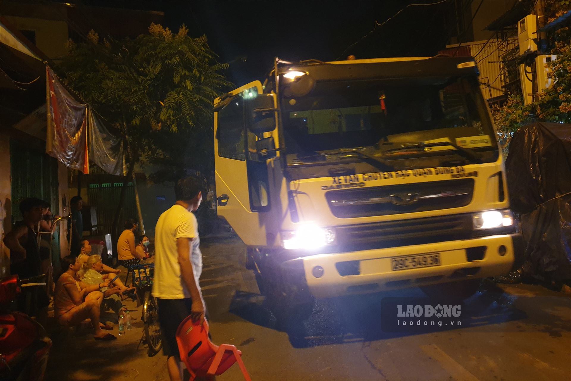 Người dân chặn xe rác vào bãi tạm Cầu Diễn.