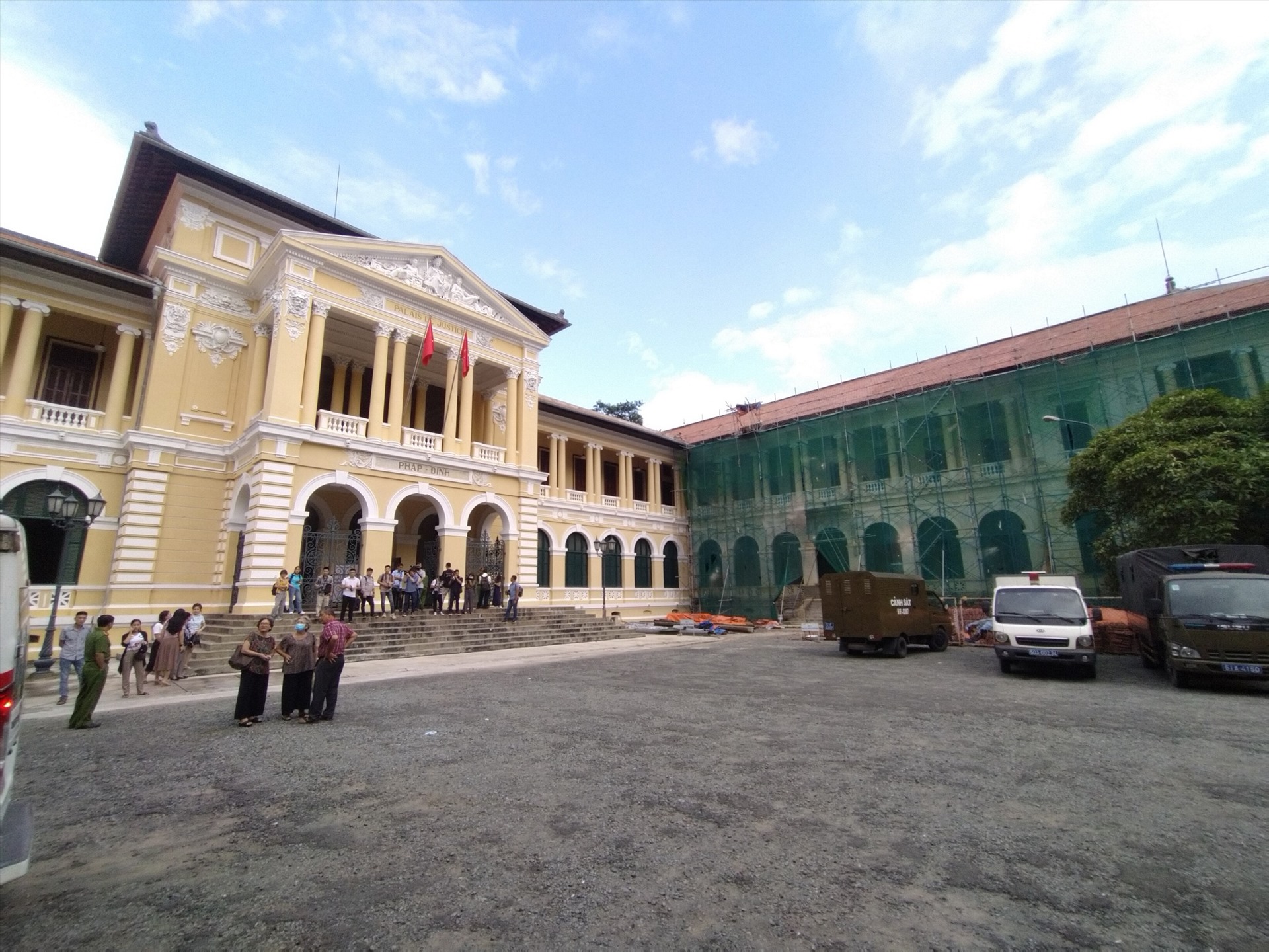 Sáng 15/7, TAND TP.HCM xét xử Văn Kính Dương (còn gọi là Hoàng “Béo“), Vũ Hoàng Anh Ngọc (Ngọc Miu) cùng 8 đồng phạm về các tội Sản xuất trái phép chất ma túy; Mua bán trái phép chất ma túy; Làm giả con dấu, tài liệu của cơ quan, tổ chức; Lừa đảo chiếm đoạt tài sản và Trốn khỏi nơi giam giữ