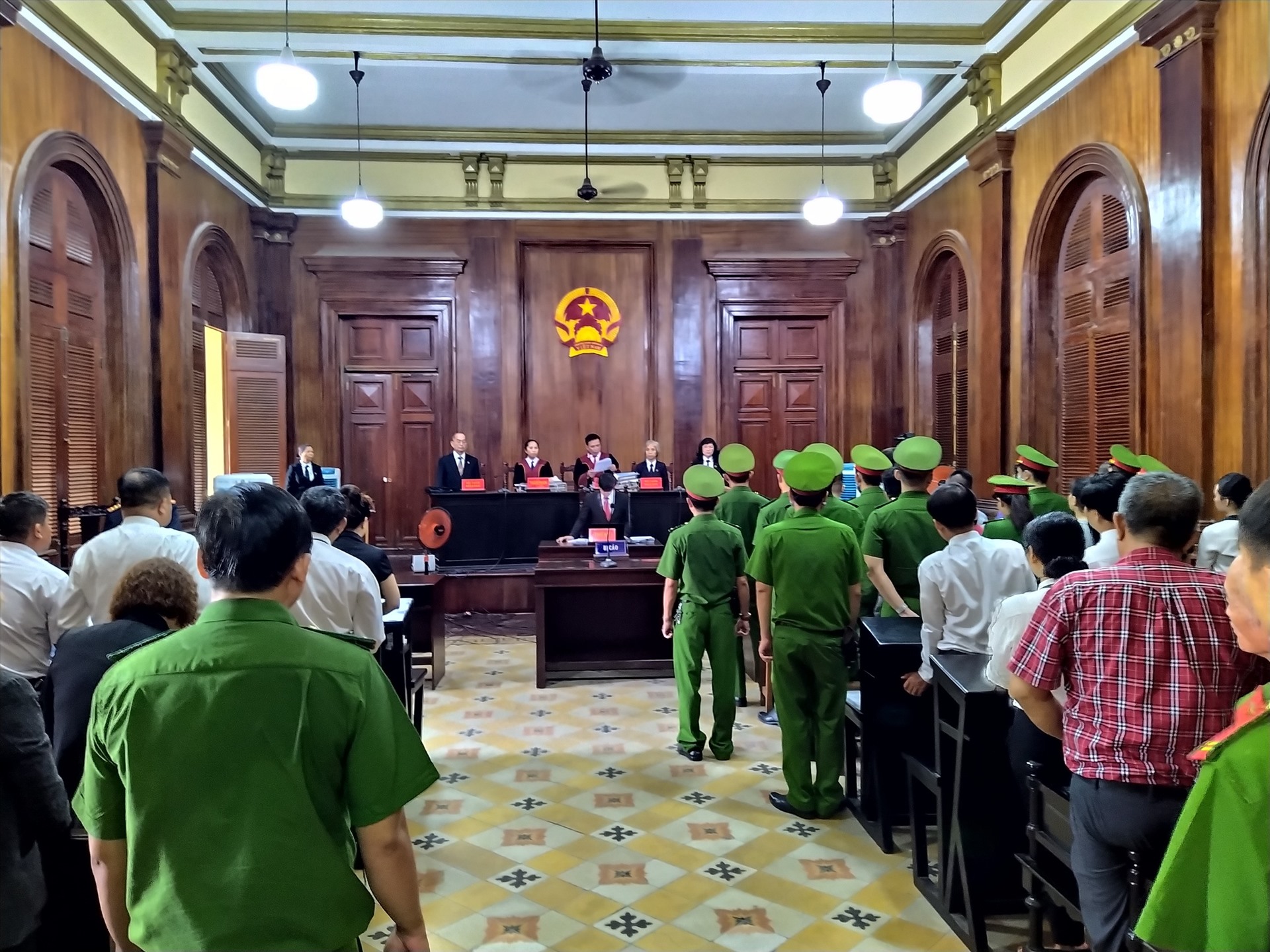 Tại phiên tòa tháng 5/2019, đại diện VKSND TP.HCM đề nghị tòa áp dụng hình phạt cao nhất là tử hình đối với Văn Kính Dương và 5 đồng phạm: Nguyễn Đức Kỳ Nam, Phạm Bảo Quân, Lê Văn Mang, Nguyễn Đắc Huy và Lê Hương Giang. Ngọc Miu bị đề nghị mức án 20 năm tù về tội Tàng trữ trái phép chất ma túy. 3 bị cáo Nguyễn Thu Huyền, Phạm Thị Thu Huyền và Nguyễn Bá Thành bị đề nghị án chung thân.