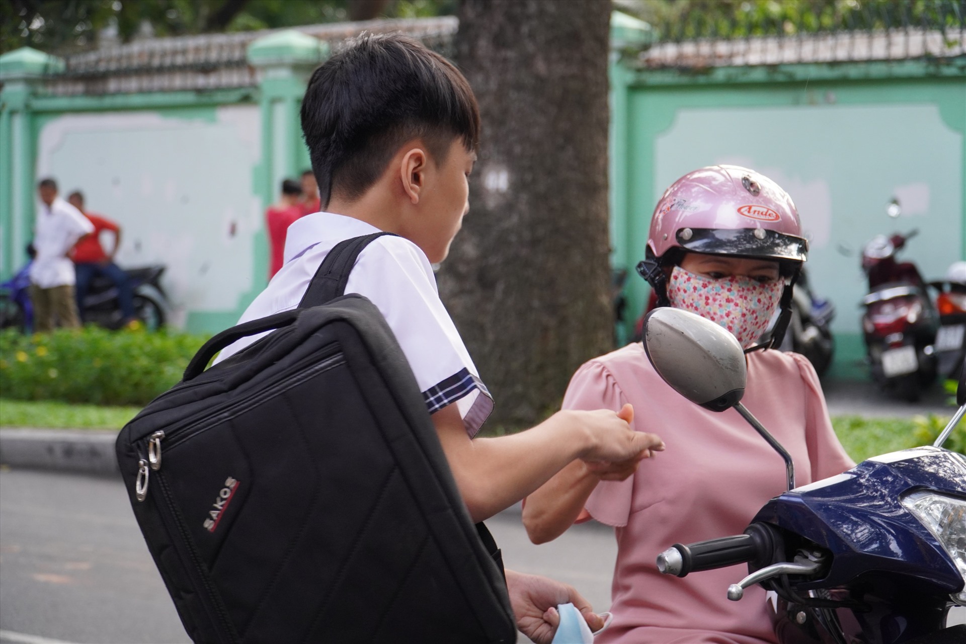 Những cái nắm tay tin tưởng...