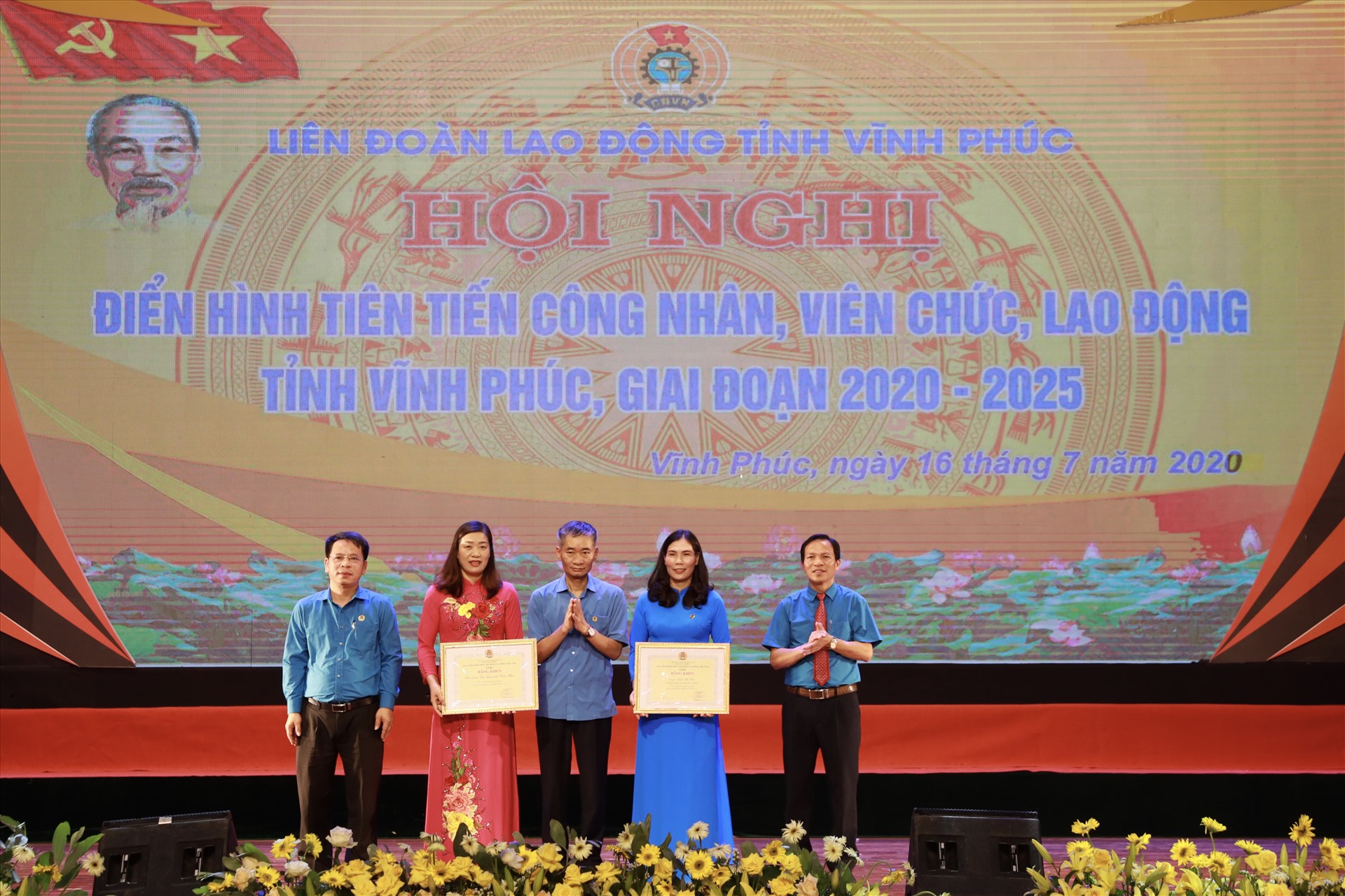 Đồng chí Trần Văn Thuật - Phó Chủ tịch Tổng Liên đoàn Lao động Việt Nam - trao Bằng khen của Tổng Liên đoàn Lao động Việt Nam tới tập thể Liên đoàn Lao động tỉnh Vĩnh Phúc vì có thành tích xuất sắc trong phòng chống COVID-19. Ảnh: Hải Nguyễn.