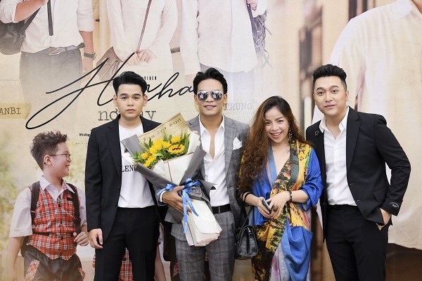 Nữ ca sĩ Minh Chuyên đến chúc mừng nhạc sĩ Dương Trường Giang và học trò. Ảnh: Nhân vật cung cấp.