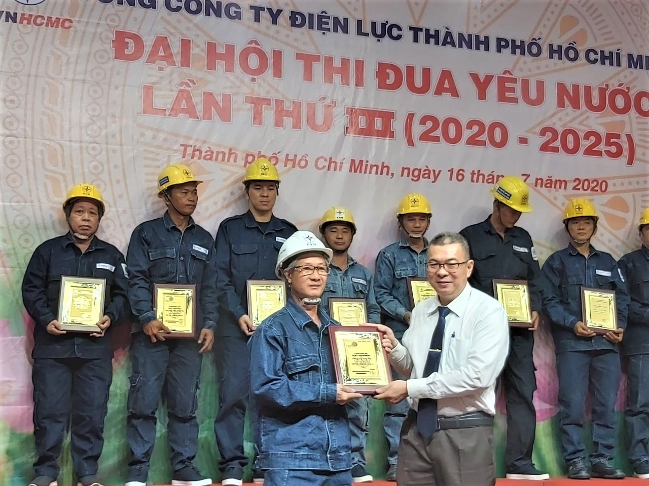Ông Nguyễn Văn Thanh, Tổng Giám đốc EVNHCMC, trao biều trưng tuyên dương các điển hình tiên tiến của EVNHCMC. Ảnh Nam Dương