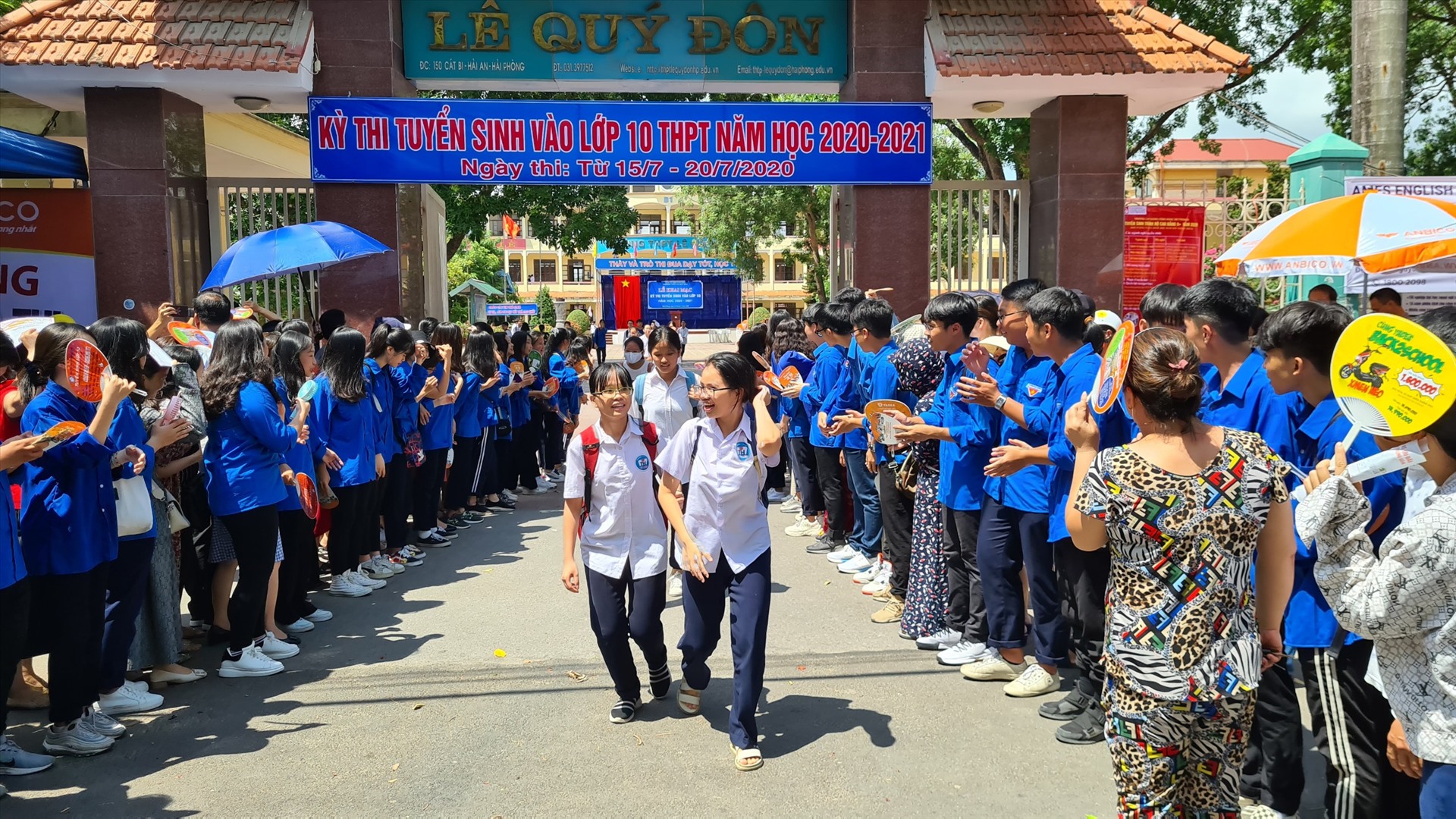 Những thí sinh đầu tiên ra khỏi phòng thi môn Ngữ văn sáng ngày 16.7